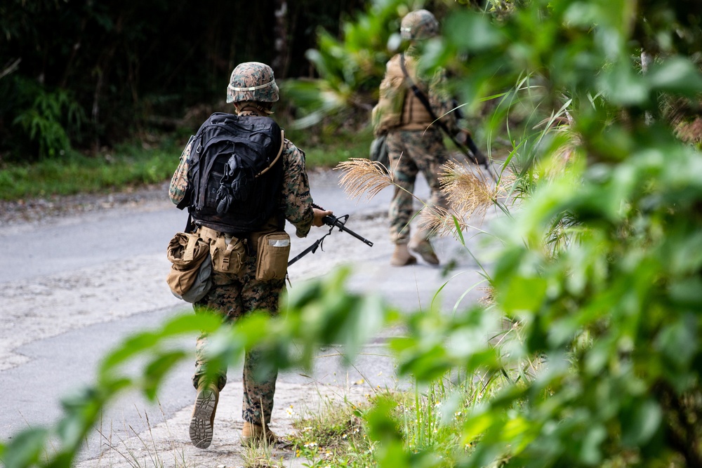 Marines conduct jungle patrol during communication exercise