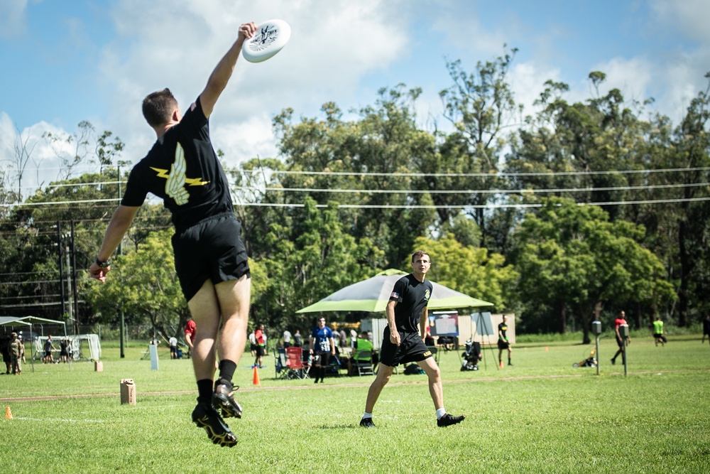 25th Infantry Division Soldiers participate in the ultimate frisbee tournament during Tropic Lightning Week 19