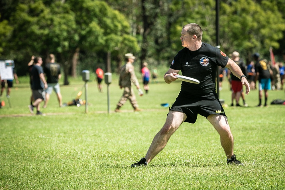 25th Infantry Division Soldiers participate in the ultimate frisbee tournament during Tropic Lightning Week 19