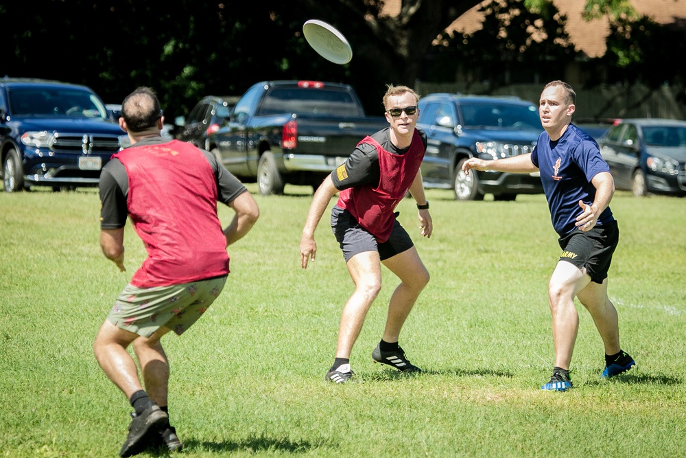25th Infantry Division Soldiers participate in the ultimate frisbee tournament during Tropic Lightning Week 19
