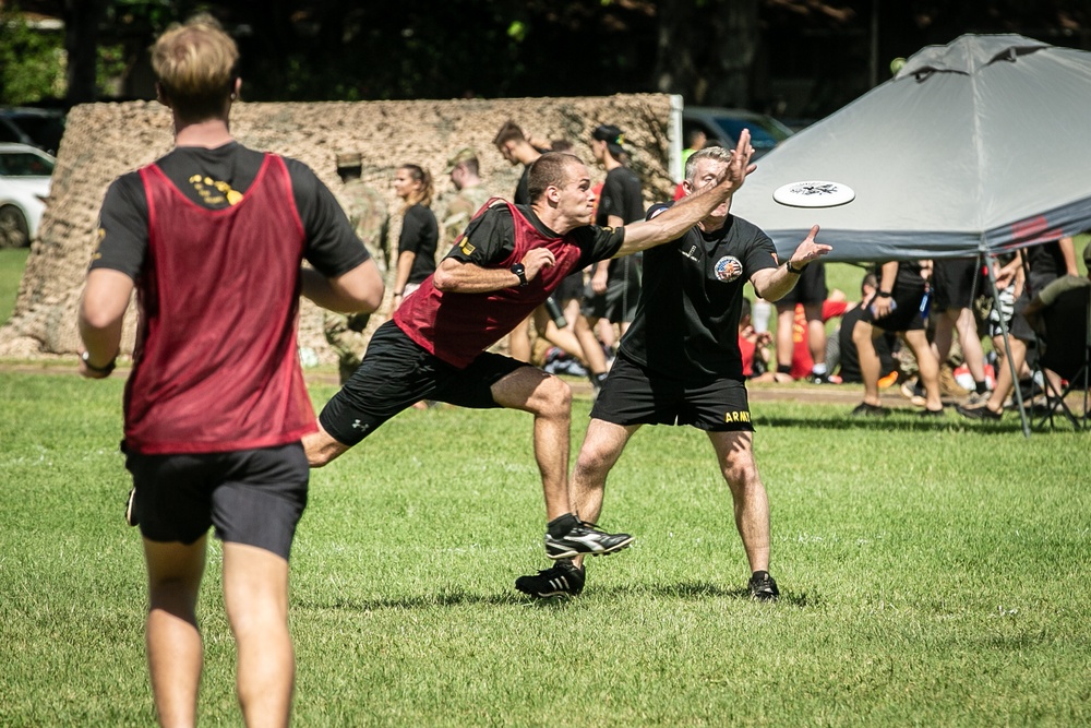 25th Infantry Division Soldiers participate in the ultimate frisbee tournament during Tropic Lightning Week 19