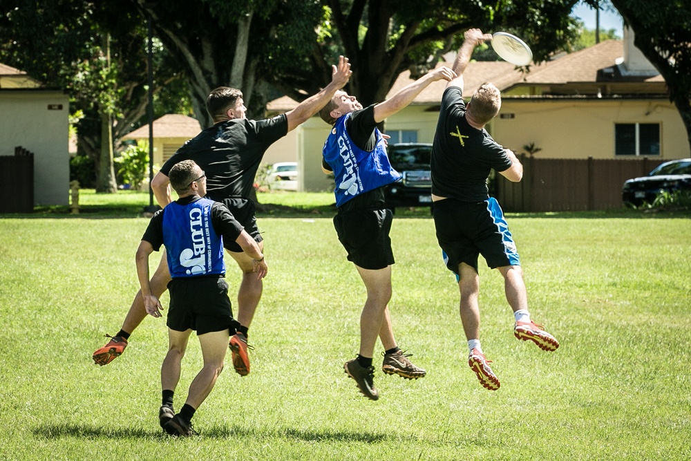 25th Infantry Division Soldiers participate in the ultimate frisbee tournament during Tropic Lightning Week 19
