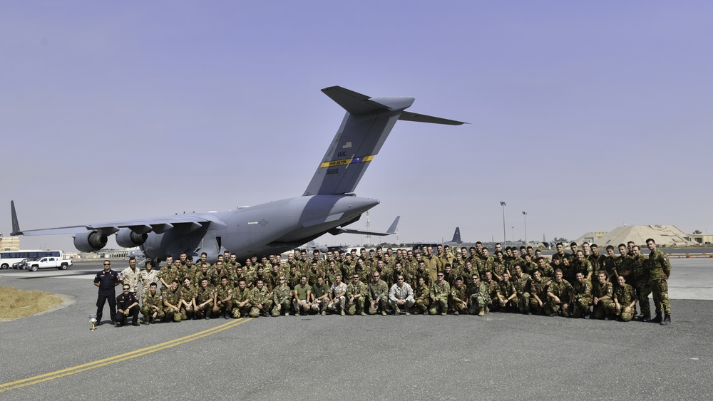 Italian air force cadets tour 386th AEW