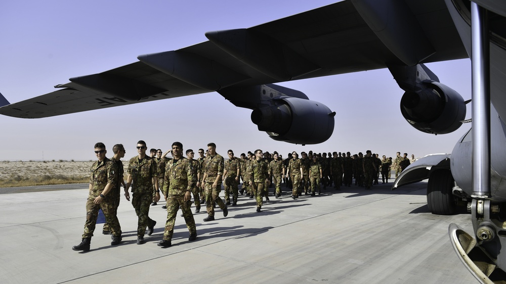 Italian air force cadets tour 386th AEW