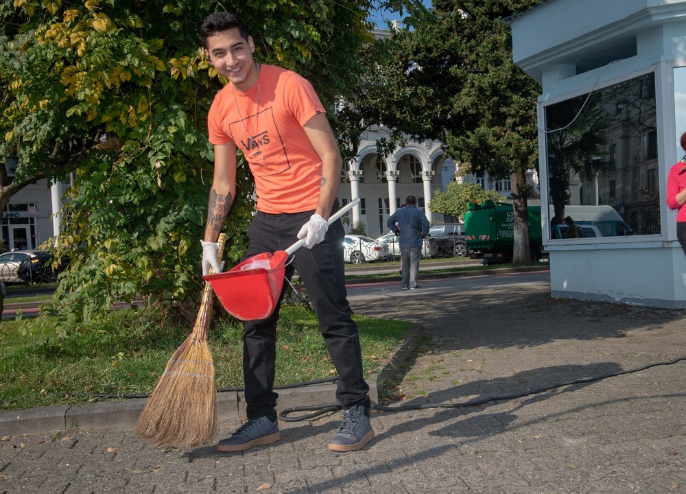 USS Porter (DDG 78) trash clean-up in Batumi, Georgia