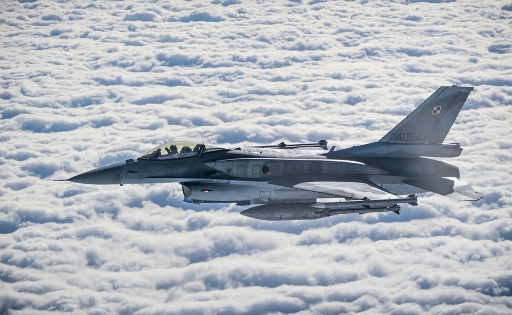 B-52 works with Polish F-16s