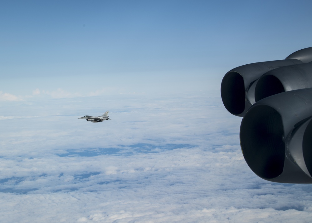 B-52 works with Polish F-16s