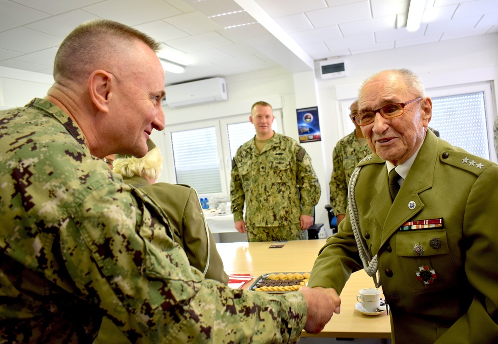 U.S. Navy hosts Polish military veterans to base