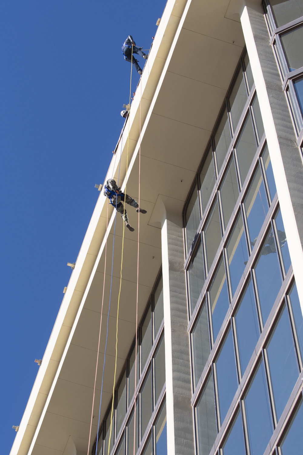 Future Soldiers rappel off Building