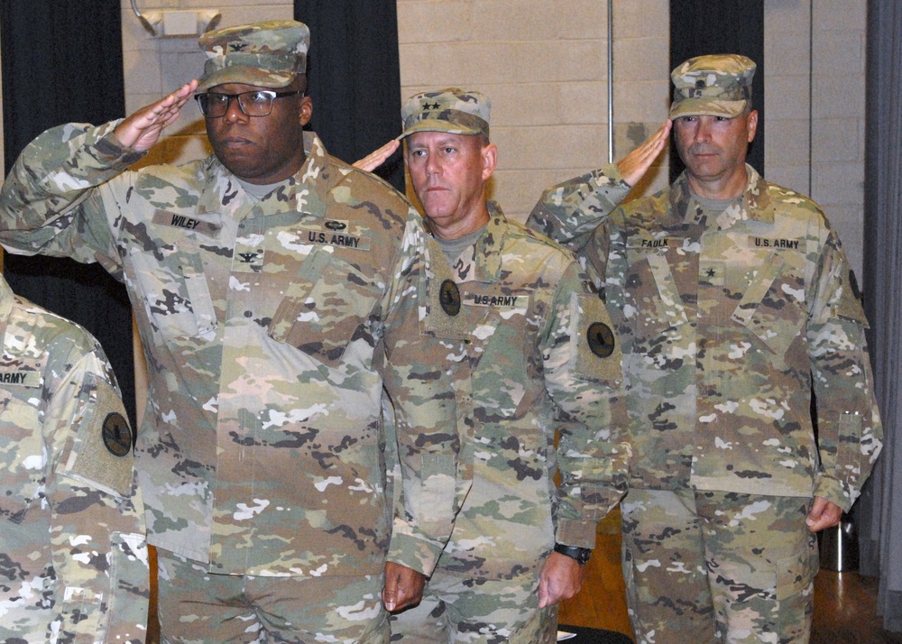 Army Reserve division welcomes new commander