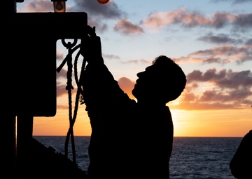 U.S. Sailor rigs line