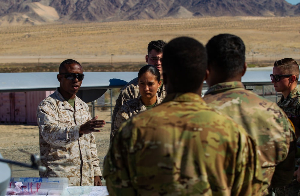 2d MARDIV Intelligence Officer Conducts Intelligence Briefing