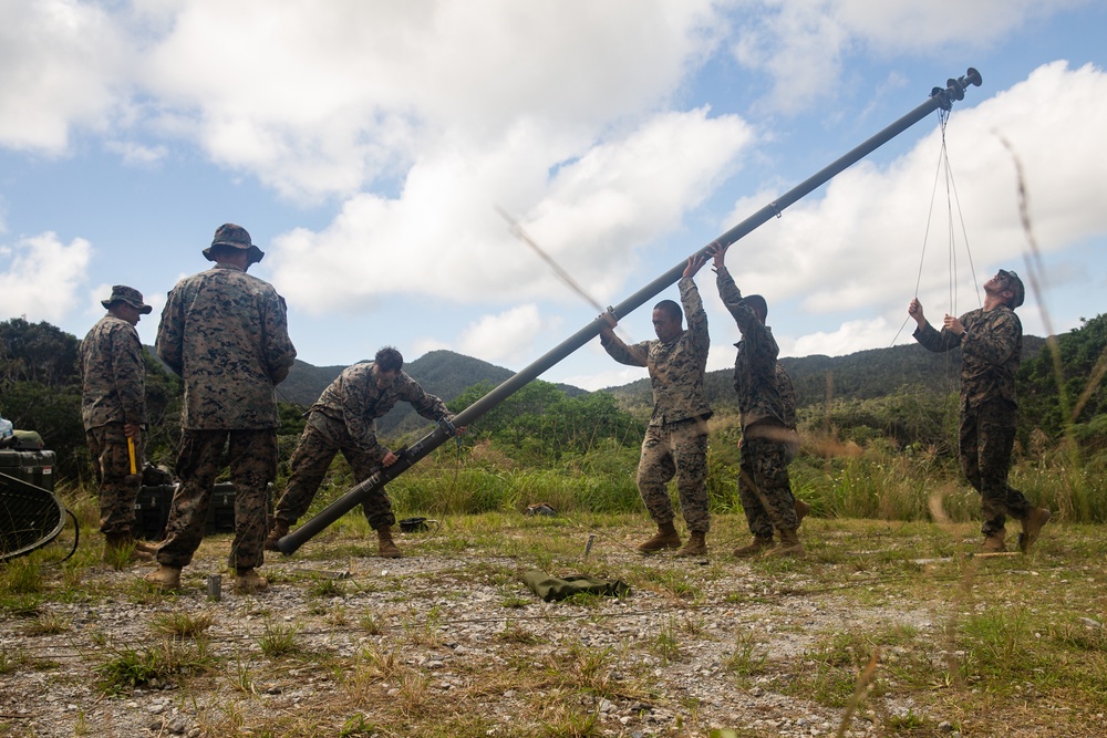 Marines employ communication technology in the jungle