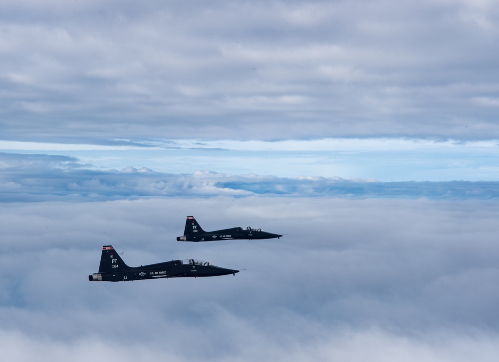 &quot;First to the Fight&quot;: F-22 Raptor and T-38 Talon train over Atlantic
