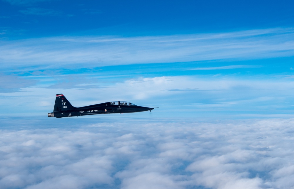 &quot;First to the Fight&quot;: F-22 Raptor and T-38 Talon train over Atlantic