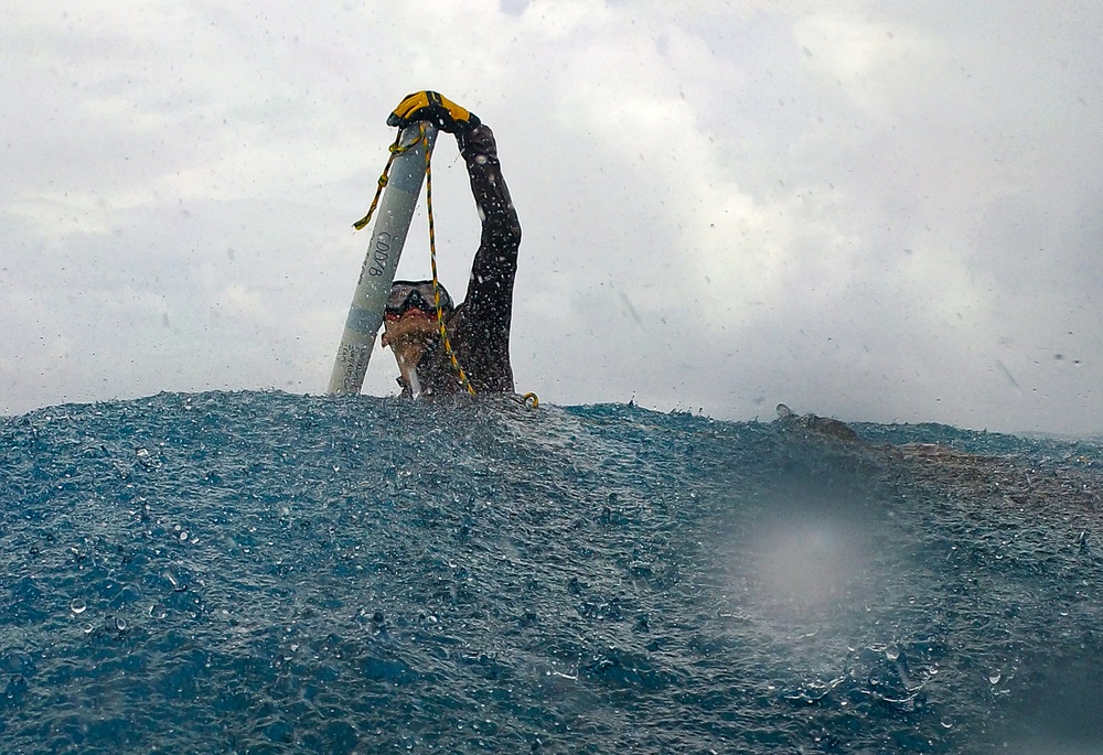 UCT 2 Sailors Remove Obstructions from Sapwauhfik Channel