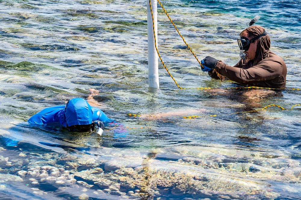 UCT 2 Sailors Remove Obstructions from Sapwauhfik Channel