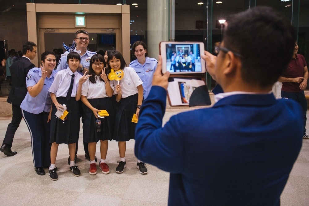 School Students Pose for pic with Pacific Trends Members