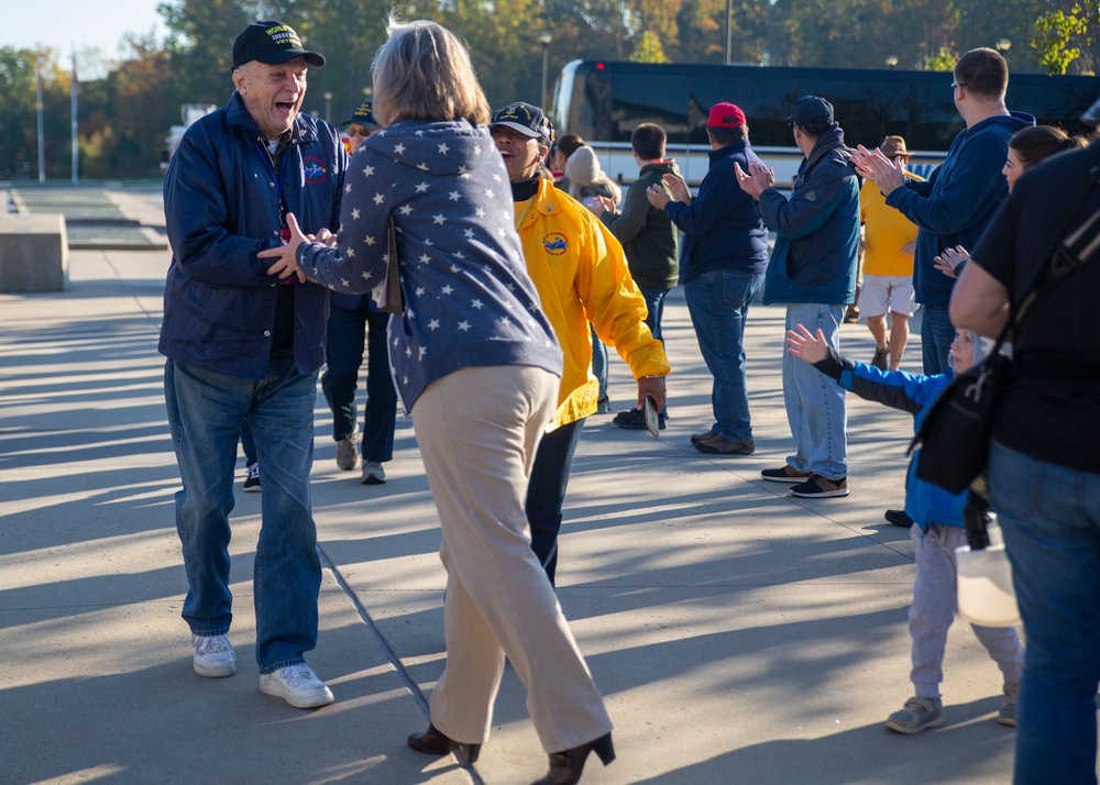 Honor Flight veterans surprised by huge welcome at Marine Corps Museum