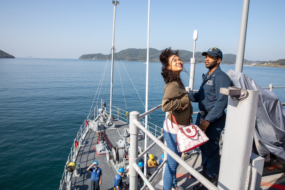 USS Pioneer sails around Sasebo harbor for Family and Friends Day cruise
