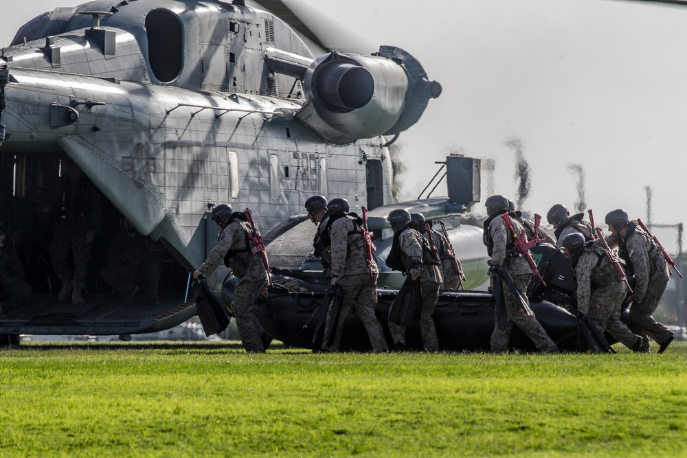 Marines from Basic Recon Course conduct helo casting, clandestine landing training