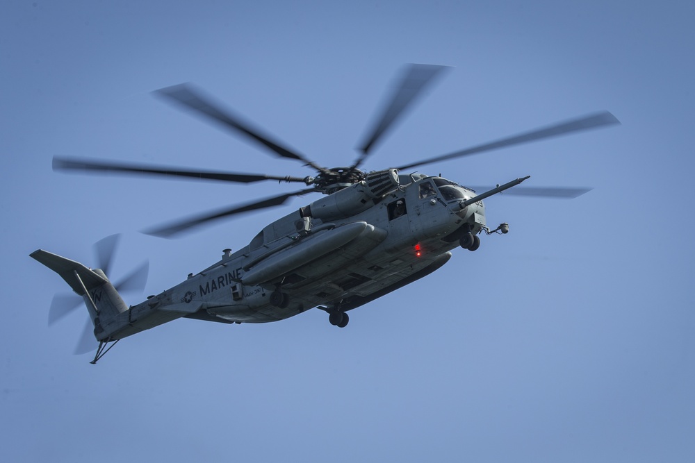 Marines from Basic Recon Course conduct helo casting, clandestine landing training