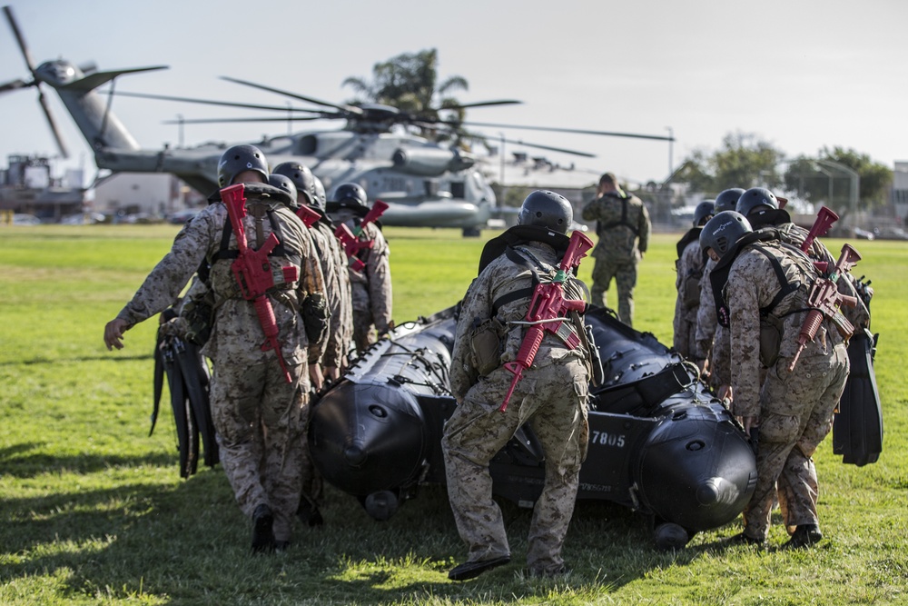 Marines from Basic Recon Course conduct helo casting, clandestine landing training