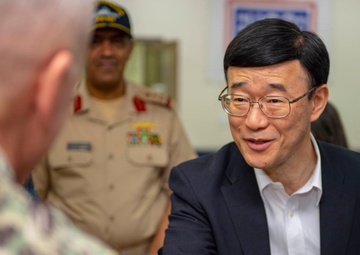 Distinguished Visitors, U.S. Navy Admiral, Embark JS Bungo and RFA Cardigan Bay as part of IMX 19