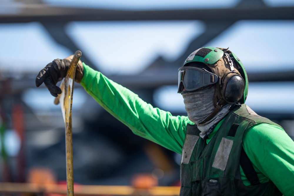 The aircraft carrier USS John C. Stennis (CVN 74) conducts carrier qualifications