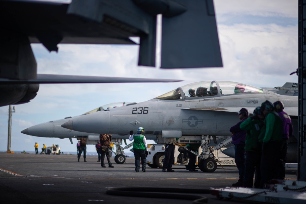 The aircraft carrier USS John C. Stennis (CVN 74) conducts carrier qualifications