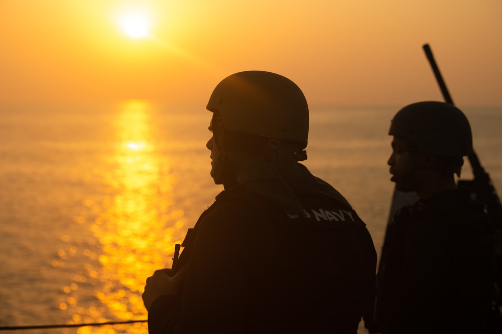USS Farragut escorts Motor Vessel Mohawk throught the Straits of Bab el-Mandeb