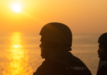 USS Farragut escorts Motor Vessel Mohawk throught the Straits of Bab el-Mandeb