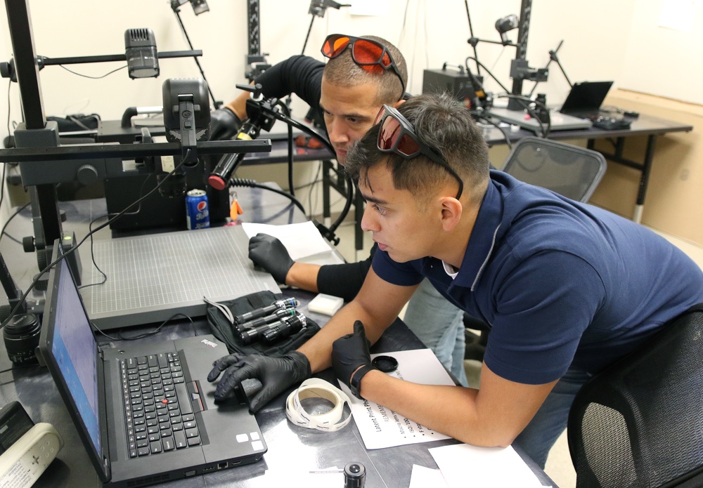 USAJFKSWCS Students Search For Fingerprints During Course