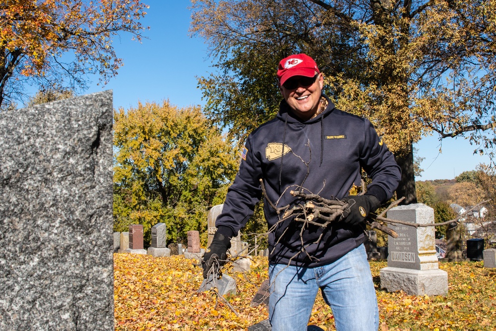 Missouri Airmen volunteer to clean a local cemetery