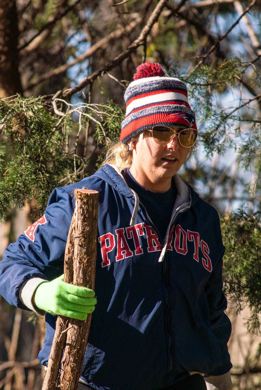 Missouri Airmen volunteer to clean a local cemetery