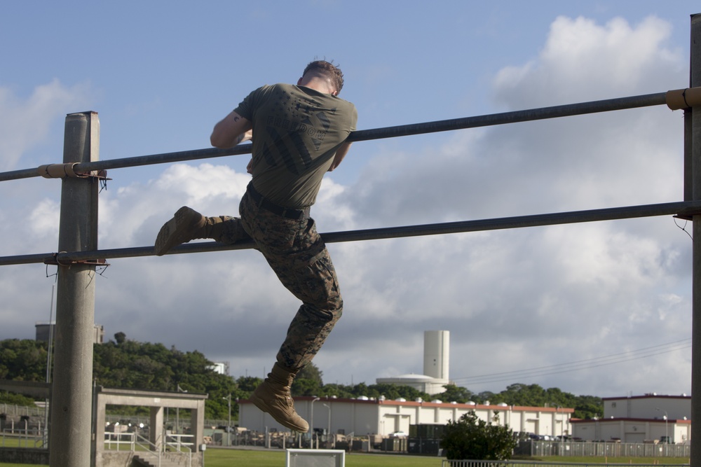 Marines with BLT 2/1 build camaraderie together on the O-course