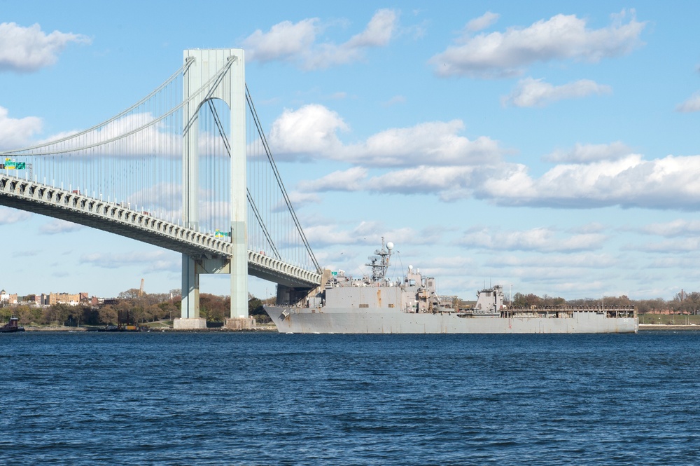 USS Carter Hall Arrives in NYC for Veterans Day Celebration