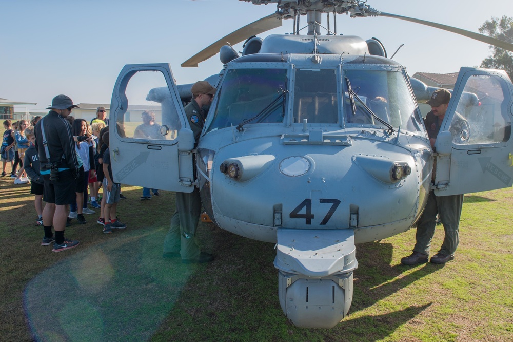 Students tour Helicopter