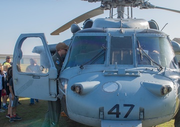 Students tour Helicopter