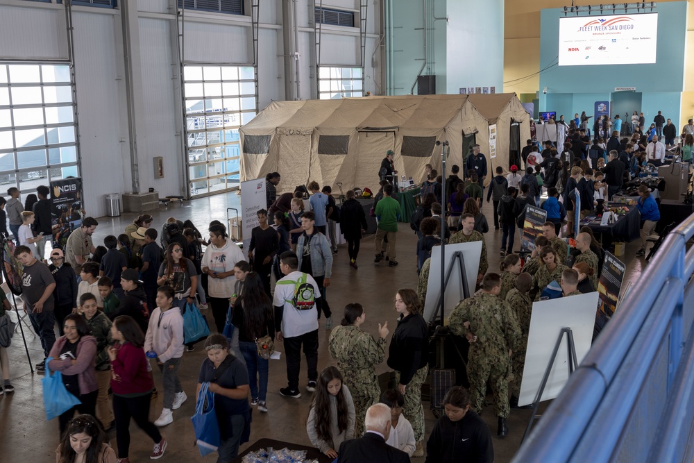 Sailors and Marines participate in STEM display during SDFW 2019