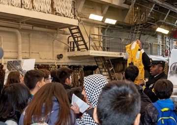 Sailors and Marines participate in STEM display during SDFW 2019