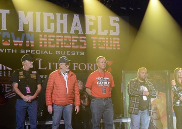 Bret Michaels honors Hometown Heroes at Sioux City concert