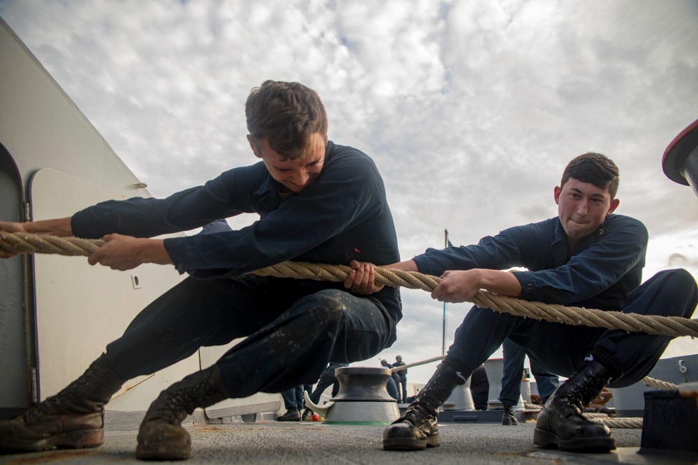 Sailors hevae on mooring line