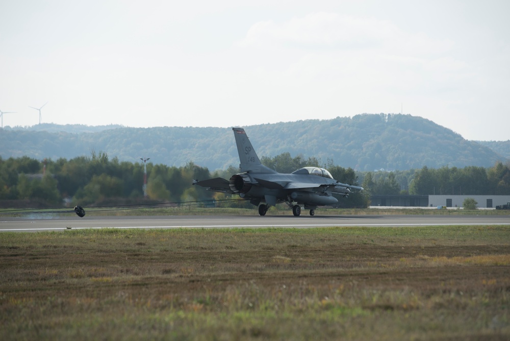 Airfield Airmen &quot;Arrest&quot; Aircraft