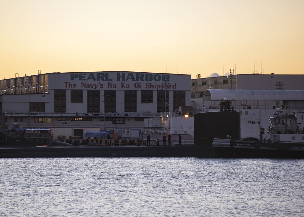 USS Jefferson City (SSN 759) Departs Pearl Harbor Naval Shipyard