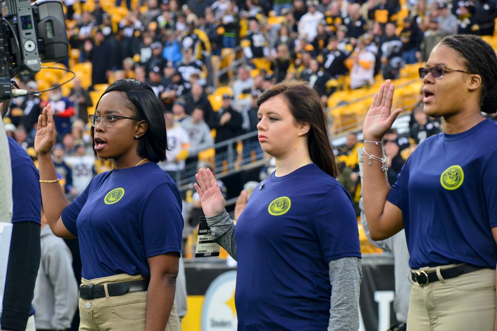 Future Service Members Enlist at Pittsburgh Steelers Game