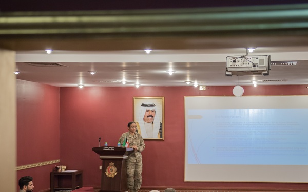 Kuwaiti army medics host Airmen medical staff
