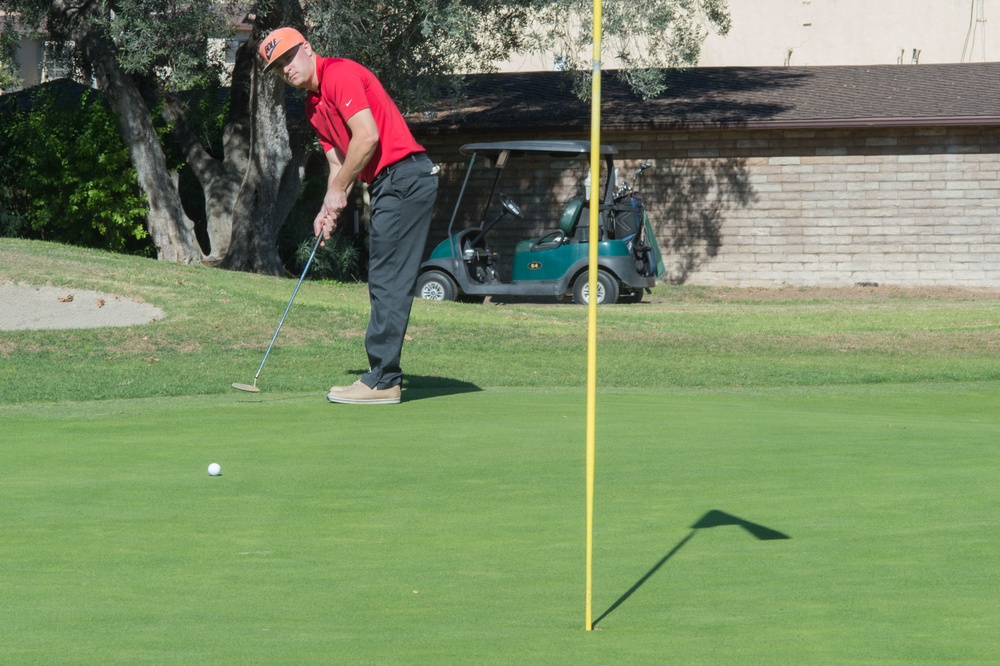 Sailors golf during San Diego Fleet Week