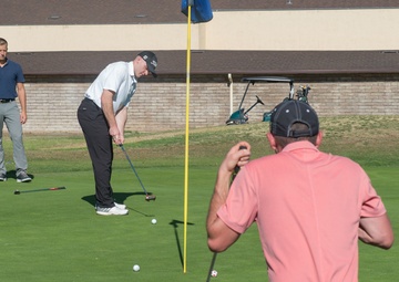 Sailors golf during San Diego Fleet Week