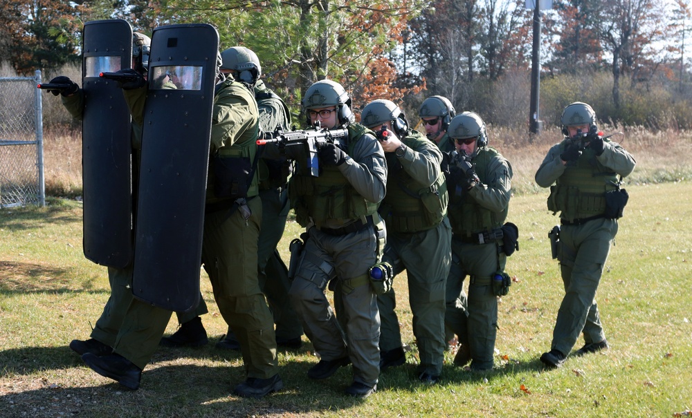 Fort McCoy Special Reaction Team holds training